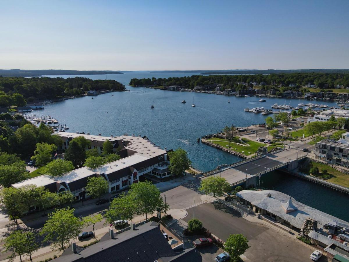 105 Edgewater Inn Charlevoix Extérieur photo